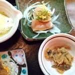 Ebisu - 小鉢三品。固定の地鶏のたたきとあんかけ豆腐におから♪