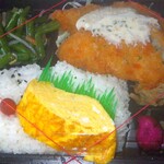 ランチボックス - 白身フライ弁当？ ４００円．青魚ぽいよなのがかなりたっぷり．が，他にも何か入れて欲しいところ．