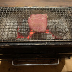 松阪牛 寿ゞきん - タン焼き中