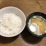 洋食バル ウルトラ - ご飯とお味噌汁