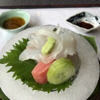 行楽庵 - [左上から時計廻りで]スズキ,イカ,鮪トロ