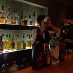 シェイカーを振る美人ママ（＾＾