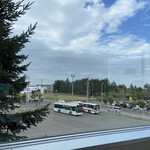 豚丼のぶたはげ 三井アウトレットパーク札幌北広島店 - フードコートの窓から見れる景色