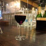 Refuge - グラスの赤ワイン