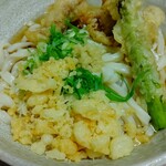 おにやんま - 冷やした付け汁と丼に天ぷらと薬味をオン