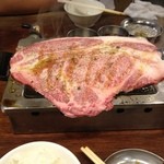 大阪焼肉・ホルモン ふたご - はみ出るカルビ