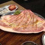 大阪焼肉・ホルモン ふたご - はみ出るカルビ