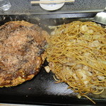 ジャンボお好み焼きと普通サイズのきそば