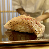 らんまる - 長崎のノドグロ炙り
                    軽く炙られたノドグロの脂が角がなくまろやか、温かい赤酢のシャリのアルデンテさと良く馴染んでいます。
                    