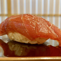 らんまる - 北海道戸井のマグロ 赤身 88kg 延縄
                    ノドグロから一段温度が上がりました。
                    マグロの美味しさを引き立てる温度なのでしょう。
                    徐々に夏マグロの味も良くなってますね。
                    香りに柚子を少し使われてます。