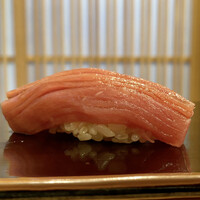 らんまる - 北海道戸井のマグロ 血合いぎし 88kg 延縄
                      ほとんど中トロに感じます。
                      筋がなく柔らか、上品な脂とそこに鉄の様な酸味が少し感じられ、この部位はいい味わいですね♪