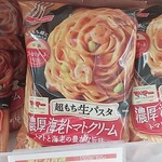 オーケー - ★★ママー 超もち生パスタ 濃厚海老トマトソース 145円    海老ぽい味はするが姿は無いので、自分で海老やイカを入れて初めて完成する。