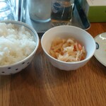 大島ラーメン あづまや - ご飯と小皿(切り干し大根)と漬物