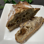 パン屋 ルーツ - 白いちじくと胡桃の主張  448円