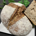 パン屋 ルーツ - カンパーニュ 1 個 556円