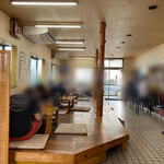 朝日屋 - 平日PM1時半。全席いっぱい！待ち人３人、地元の中毒者いっぱい⁉️