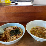 朝日屋 - 焼き大の麺が終わる頃、ちょうど支那そば小登場(^_^)