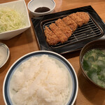 とんかつ かつ寿 アミュプラザ店 - 黒豚ロースカツ定食