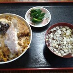 Chuuka Hanten Toshiki - 煮込みかつ丼。ラーメンスープとお新香付き。