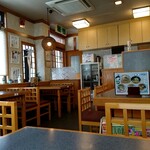 Katsumiya - テーブル席中心の店内