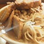 ラーメン荘 地球規模で考えろ - 豚増しラーメン８５０円（にんにく少し・野菜増し）