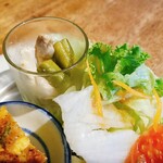 SATO - 熟レ鶏むね肉とオクラのマリネ＆グリーンサラダ　しょうがドレッシング