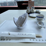 ホテルオークラ レストラン横浜 中国料理 桃源 - テーブルセッティングはこんなです。
