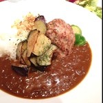 Les Freres - ランチカレー(900円)ハーフハンバーグ(250円)トッピング。玉ねぎとろける濃厚カレーに、ハンバーグはミディアムで肉汁滴る美味さ！