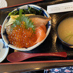 Uogashi Shougorou - 鮭の親子丼　1,300円