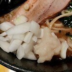 横浜家系ラーメン 梅田家 - 玉ねぎとニンニクを投入