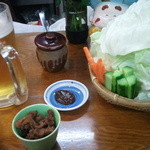 とり常 - 最初に突き出しと野菜がドカン！味噌につけて頂きます。