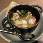 ブッフェアンドカフェ スロープサイドダイナー ザクロ - タコとセロリのアヒージョ。タコは柔らかくオイルが美味しい！ということでブッフェコーナーのパンを持ってきましたが、カリカリパンはなかったので期待とはちょっと違うものになってしまった。パンは今後期待です。