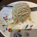 ブッフェアンドカフェ スロープサイドダイナー ザクロ - デザートから一枚。その場で作ってくれるモンブラン。細いクリームの繊細さと生地のふわふわ感があっている。どっしりとはまた違うおいしさ。食器が冷えていて好印象。