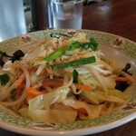 横浜ラーメン - このお皿の意匠も素敵です。この焼きそば(醤油味)と良くマッチしてます。その人の個性に合った洋服という感じです。