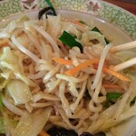 横浜ラーメン - この麺はこの焼きそばに合いますね。ベストマッチ。ちゃんと考えられてるわけです。キャベツ(薄緑色)・もやし(白色)・人参(橙色)・韮(緑色)・木耳(黒色)…、彩りが食欲を増進させます。