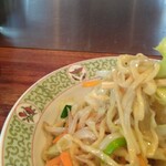 横浜ラーメン - この麺と色とりどりの具達が良く調和してます。食感・歯触り・口触りが楽しい。