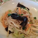 横浜ラーメン - このコリコリ木耳が堪(たま)んない。無くてはならない木耳さん。