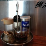 横浜ラーメン - わたしから見た調味料達。いつも使わないけど。（笑）