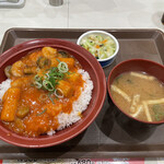 すき家 - エビチリ丼650円に味噌汁。