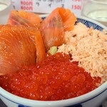ウトロ漁協婦人部食堂 - 三種丼￥2,200