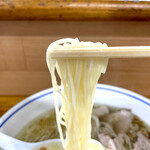 福々亭 - 塩ラーメン　麺リフト。
醤油ラーメンの麺より、やや細めでしょうか。