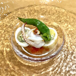 海のごちそう WATANABE - ジンドウイカのモッツァレラ詰めソテー。
                                柔らかいイカの中にはアボカド、フレッシュトマトなどが入っています。上に万願寺唐辛子のアクセント。