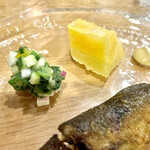 Uminogo Chisou Watanabe - 付け合わせの野菜タルタルとイエロースイカ。
                      マスタードソース。
                      それぞれを身にのせていただくと美味しいハーモニー。