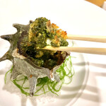 海のごちそう WATANABE - 壺の中には一口サイズにカットされた大ぶりサザエがたくさん入っています。プリプリです。お箸でもいただけるのが嬉しいですね。