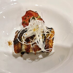 海のごちそう WATANABE - 穴子と黒米のリゾット。
      カリっと焼けた表面、そして中の身はふんわり！
      絶妙な焼き加減です。白髪ネギがアクセント。
      添えられた焼きトマトはスパイシーです。