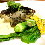 Uminogo Chisou Watanabe - 本日のメイン。夏が旬の伊豆で獲れた黒鮑のステーキ。（9月上旬までくらい）
                      レモンソース、地海苔と季節の野菜添え。
                      肝のソテー、野菜はつるむらさきにゴールドラッシュ、オクラ。