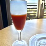 海のごちそう WATANABE - 朝食の完熟トマトジュース。
      ここから美味しい朝食の始まりです。