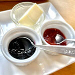 海のごちそう WATANABE - 自家製ジャムとバターはどれも美味。
      ブルーベリーと苺。