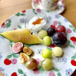 海のごちそう WATANABE - フルーツ盛り合わせプレート、自家製ヨーグルト。
      西瓜、いちじく、数種類の葡萄。