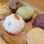 森乃お菓子 - 手前真ん中:ココナツ雑穀もち、手前右:深煎きなこ雑穀もち
      奥:左:ほうじ茶黒米もち、中:ずんだ雑穀もち、右:大納言雑穀もち